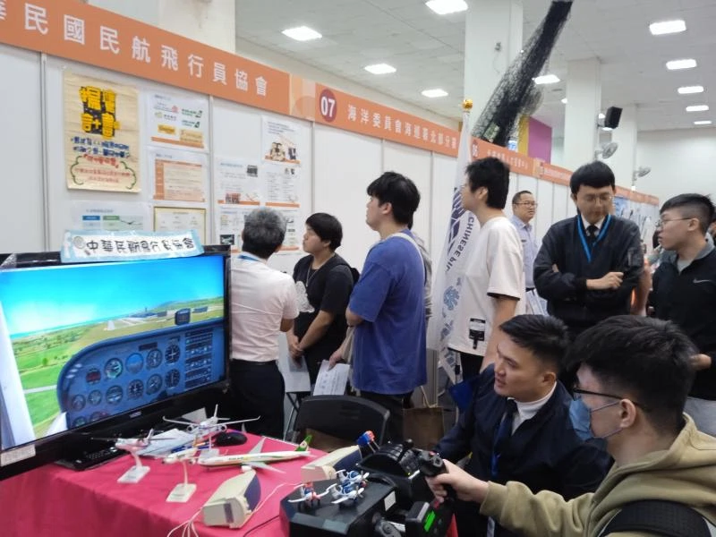 114/4/29赴中華大學校園徵才博覽會攤位解說及模擬飛行體驗活動花絮