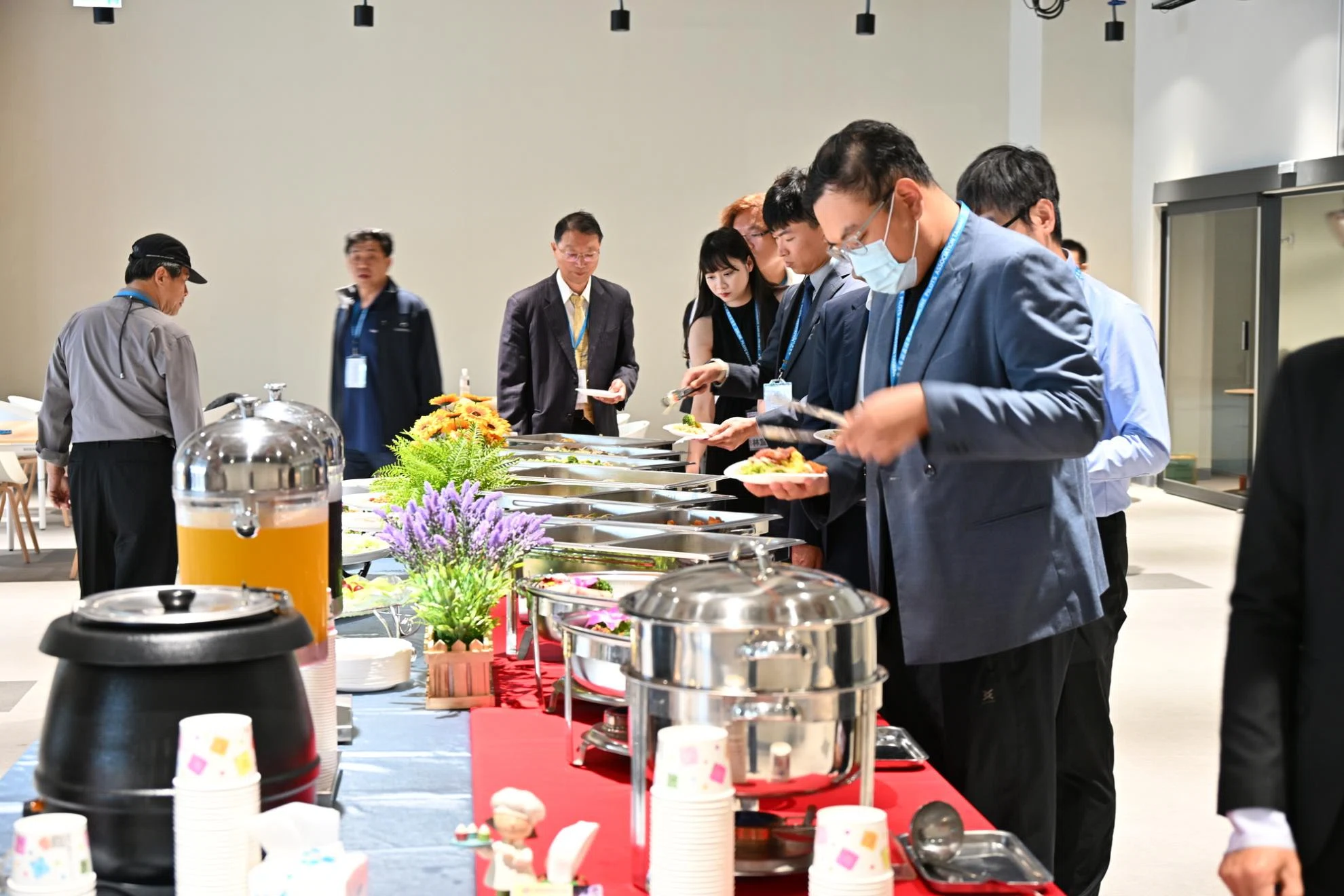 享用自助吧午餐