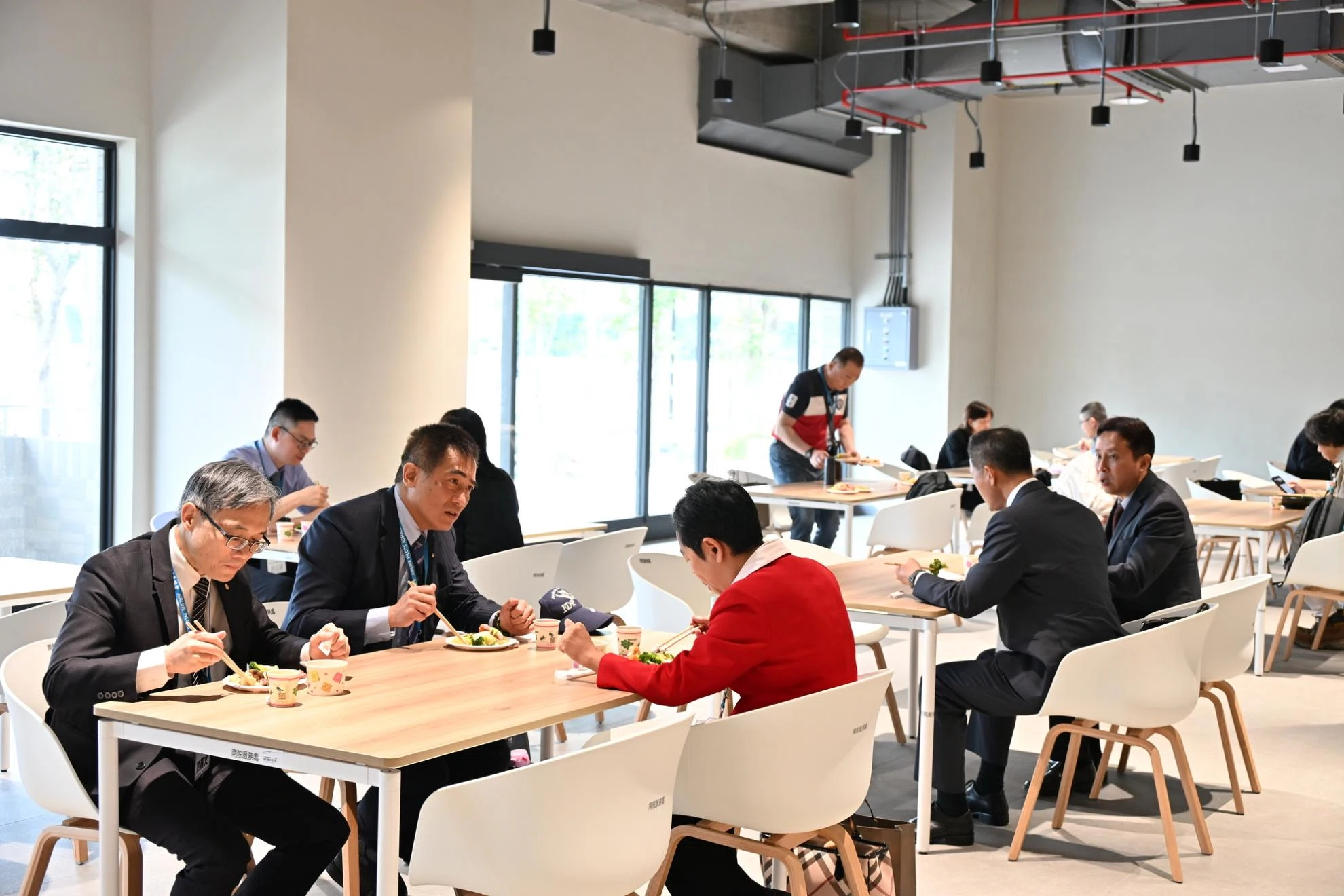 享用自助吧午餐